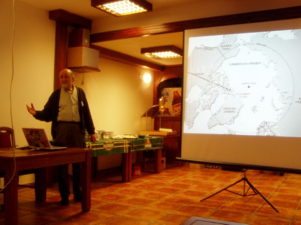 David Mech při úvdní přednášce David Mech při úvdní přednášce