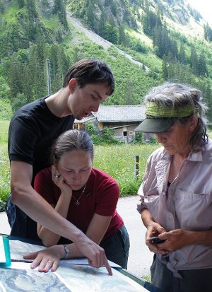 Dohledávání rysí kořisti s Kanaďanskou Liz. Foto: K. Kubíková Dohledávání rysí kořisti s Kanaďanskou Liz. Foto: K. Kubíková