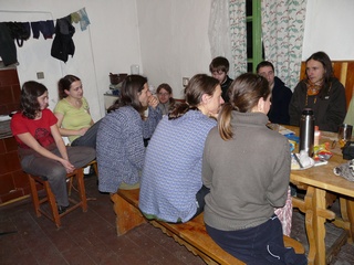 skupinka hlídkařů večer na základně skupinka hlídkařů večer na základně