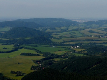 krajina protkaná remízky pod Beskydami