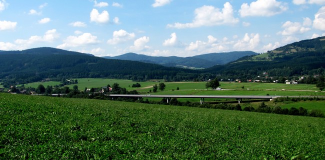 pohled na migrační koridor u Jablunkova s průchodem pod estakádou; foto: T. Krajča