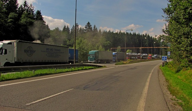koridor u státní hranice je neprostupný kvůli zvýšené dopravě; foto: T.Krajča
