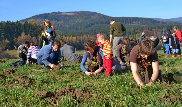 do výsadby v koridoru se zapojilo množství dobrovolníků; foto: M.Kutal