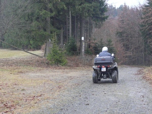 čtyřkolkář na hřebeni Vsetínských vrchů