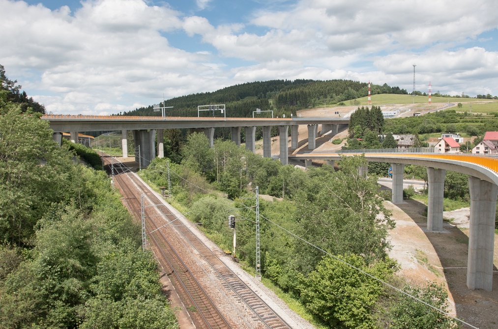 Dopravní situace na Svrčinovci, navazujícím za slovenskou hranicí na E75 a slovenskou D3; zdroj: Peter Drengubiak, CHKO Kysuce Dopravní situace na Svrčinovci, navazujícím za slovenskou hranicí na E75 a slovenskou D3; zdroj: Peter Drengubiak, CHKO Kysuce